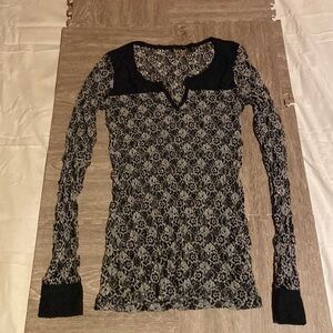 Buckle boutique black/off white lace top with stretch